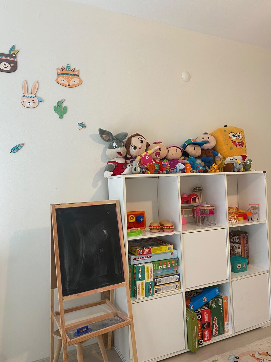 Oyun odası: oyuncak dolapları ve yazı tahtası