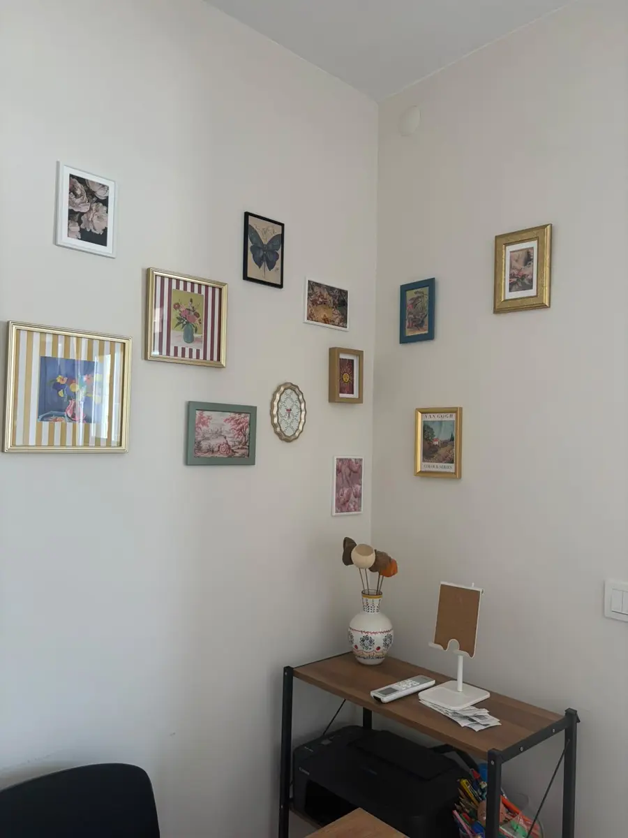 Ofiste anı duvarı: çerçeveli kareler