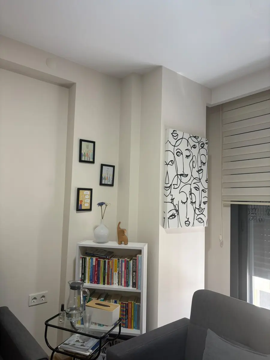 Aile danışmanlığı görüşme köşesi: koltuk ve kitaplık