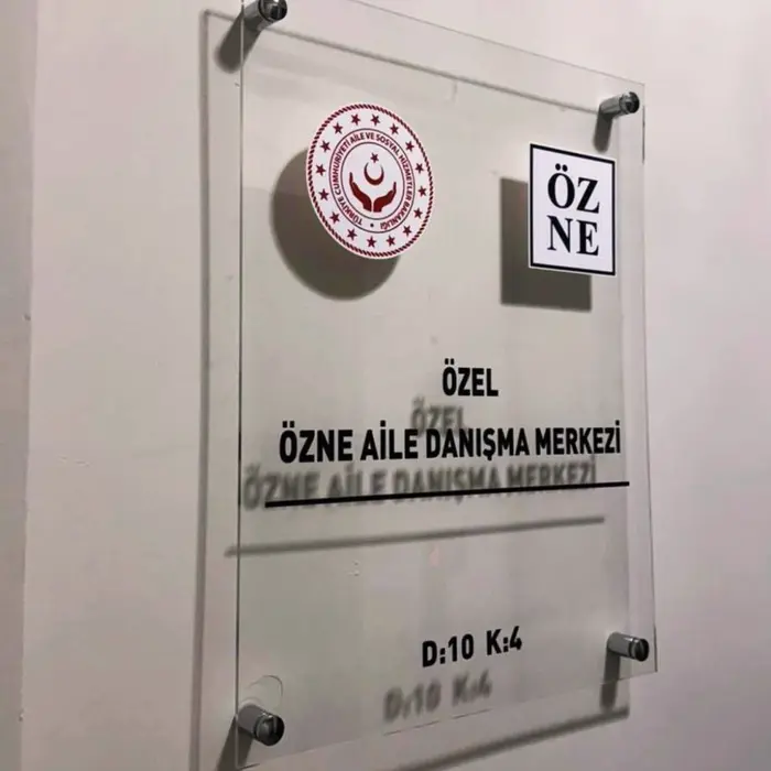Özel Özne Aile Danışma Merkezi tabelası